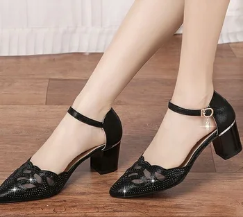 34-40 størrelse Sommeren kvinder sko 4cm-5 cm hæl kvinder dækker hule hæl sandaler koreanske firkantet hæl sandaler dame kontor spidse sko