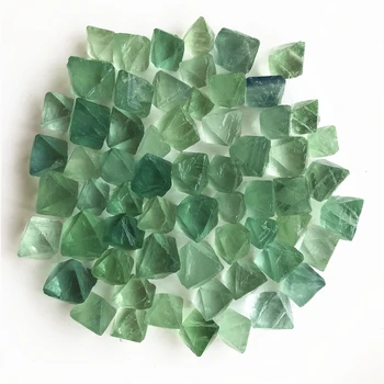 10-20mm Naturlig Krystal Modellen Grøn Fluorit Octahedron Sten Healing Krystal Smykkesten Naturlige kvartskrystaller 50g